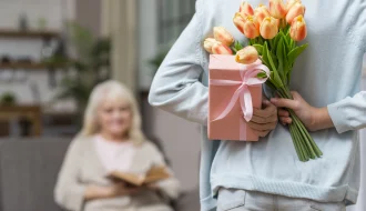 Що подарувати мамі на день народження: ідеї, які говорять без слів