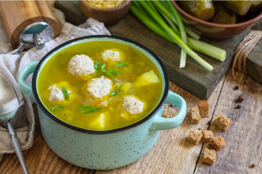 Рецепт - класичний суп із курячими фрикадельками
