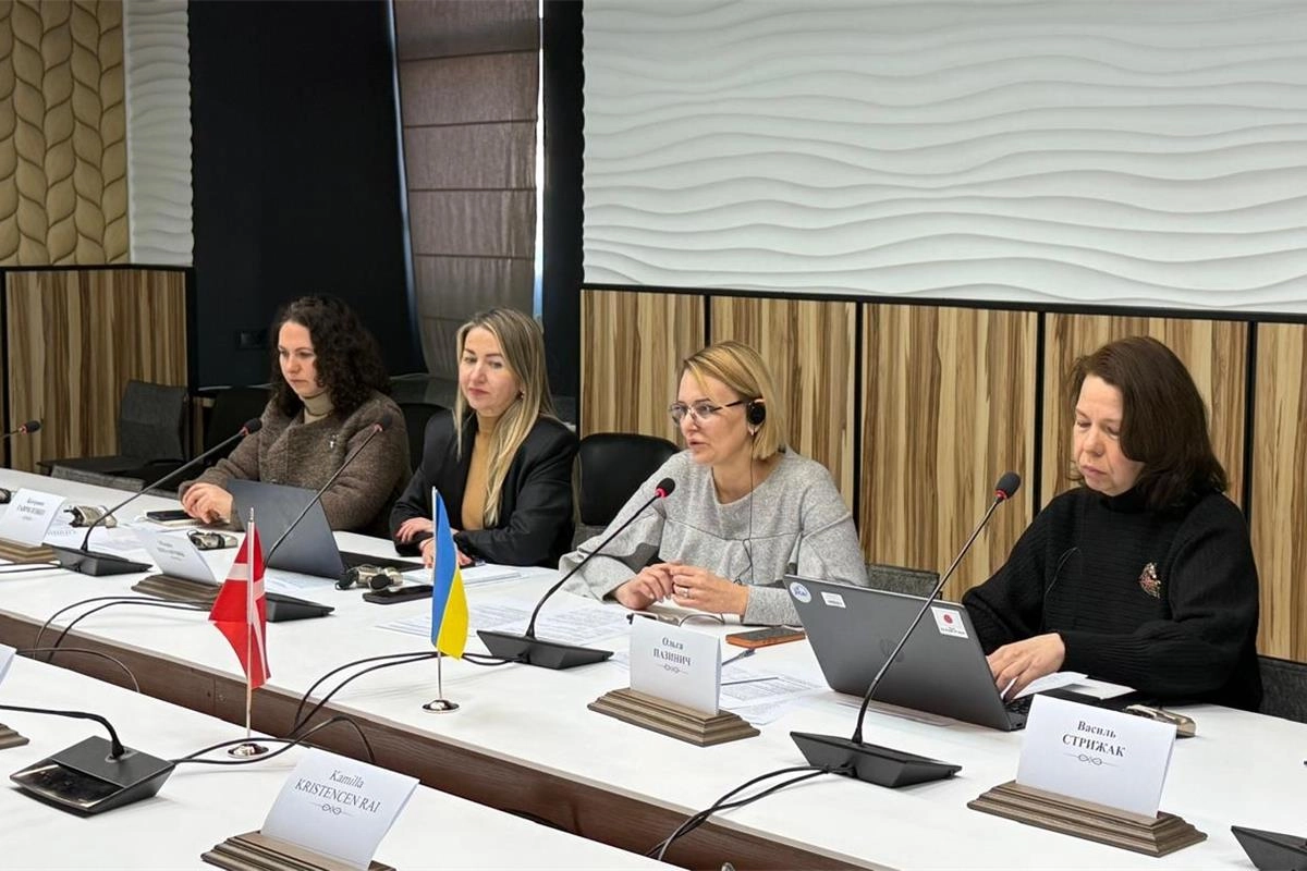 Учасники засідання технічної робочої групи з питань водних ресурсів, прапори України та Данії на столі
