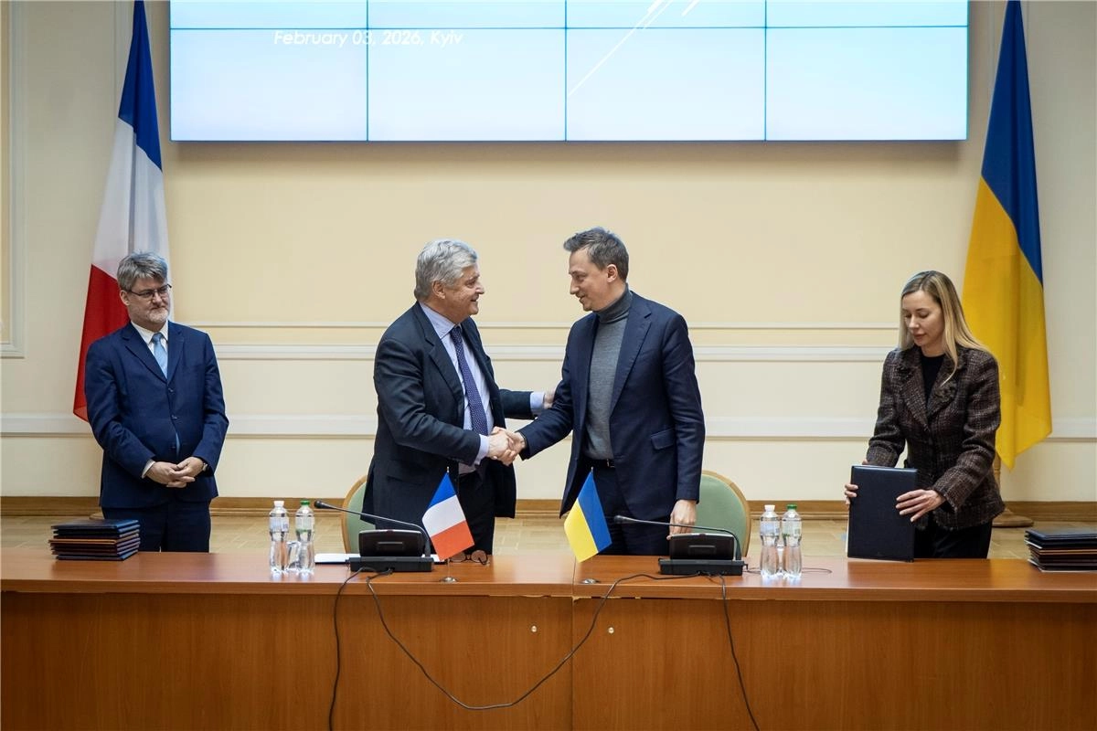 Міністри України та Франції тиснуть руки під час зустрічі, присвяченої економічному співробітництву