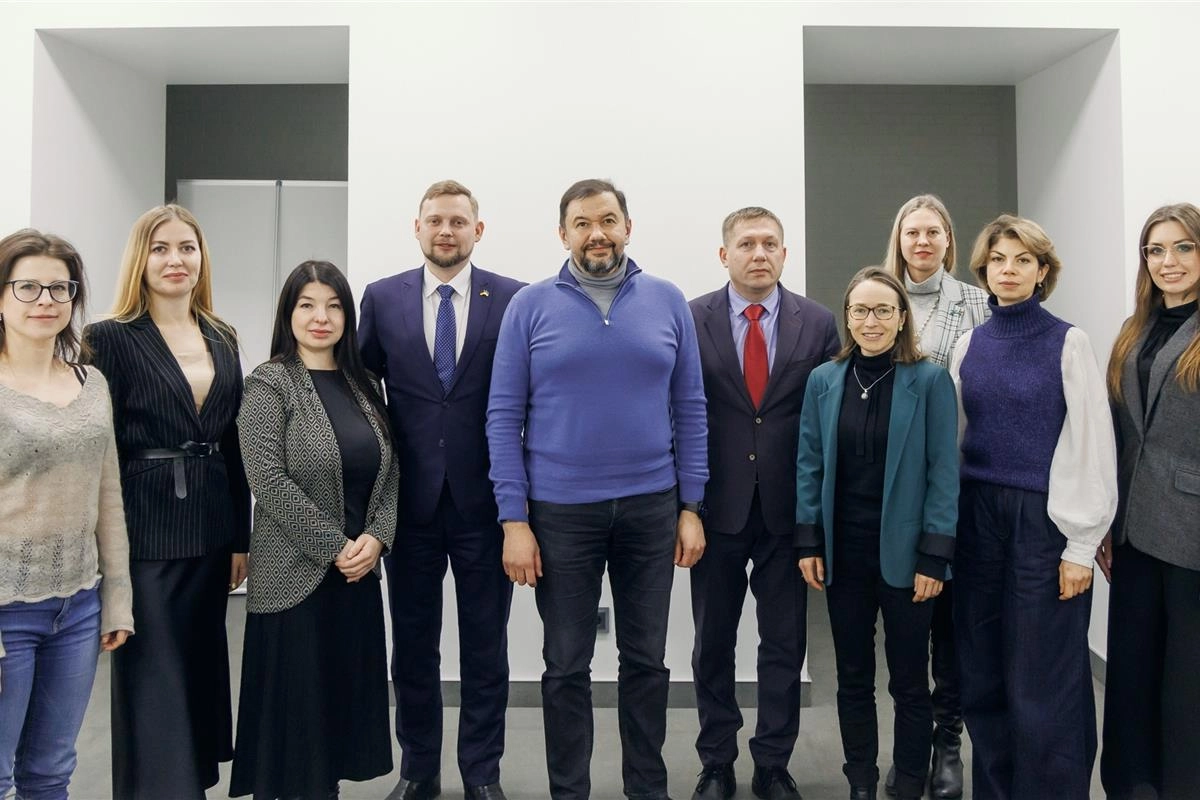 Група людей на робочій зустрічі з питань кліматичної політики в Україні, організованій Міністерством економіки